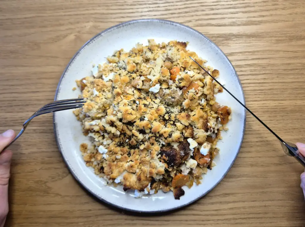 Crumble de boulgour, carottes, pois chiches rôtis au miel, falafels et feta