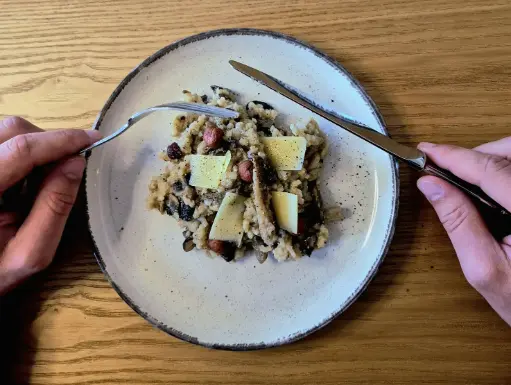 Risotto aux champignons des bois, crème de Comté et noisettes concassées