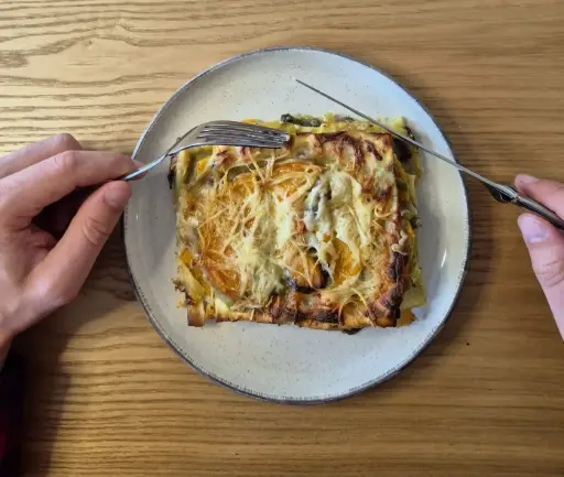 Lasagne au butternut, pesto et béchamel aux champignons
