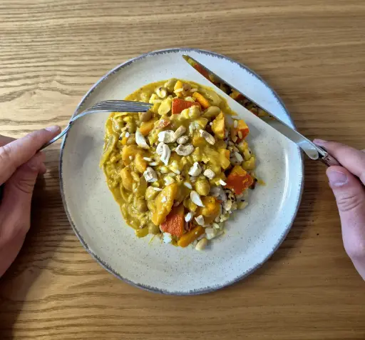 Curry de potimarron, pois chiches et crème de coco au beurre de cacahuètes